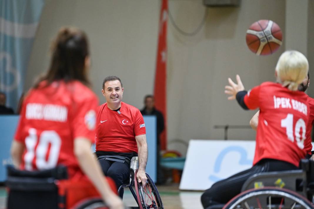 Ünlüler ve tekerlekli sandalye basketbolcuları, Dünya Engelliler Günü’nde dostluk maçında buluştu 3